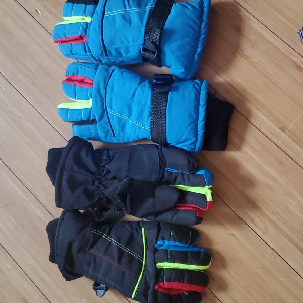 2 snow gloves